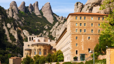 Montserrat – Park Guell and Sagrada Familia with guide and transportation